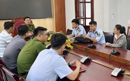 Người phụ nữ đổ nước vào chai cũ bán trước cổng bệnh viện gây xôn xao