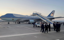 Hé lộ loại vũ khí đe dọa khiến ông Trump phải bí mật rời chiếc Air Force One bằng xe chở suất ăn