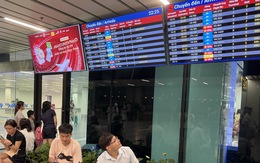 60 chuyến bay ảnh hưởng, nửa đêm hành khách mệt mỏi chờ đợi ở sân bay