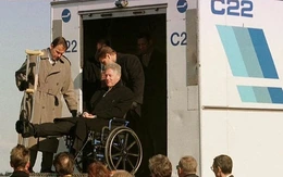 Cựu Tổng thống Bill Clinton từng xuống Air Force One bằng xe suất ăn như ông Trump?