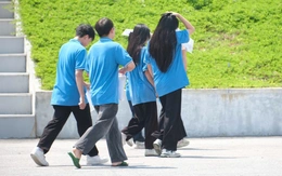 Thí sinh Tuyên Quang làm thủ tục thi lại, phụ huynh động viên 'sức đến đâu làm đến đó'