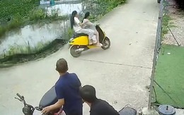 Hai cô gái ôm cua lao đi như một cơn gió rồi 'hạ cánh' xuống ao