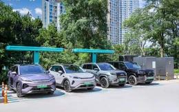 Trạm xăng có trụ sạc xe điện, ghế ngả và thiết bị sức khỏe cho tài xế chờ sạc