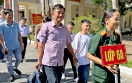 Phụ huynh thức trắng đêm, 1h sáng đưa con nhập học trường đặc biệt ở TP.HCM