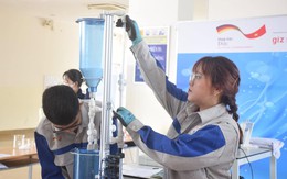 Từ xử lý nước thải đến sửa xe điện: Các trường cao đẳng tăng tốc đào tạo 'nghề xanh'