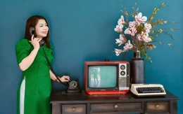 Cả xóm có cái ti vi trắng đen 9 inch, người lớn xoay ăng ten, con nít hô ‘được rồi, quay ngược lại’