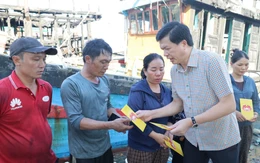 Ngay trong ngày, hỗ trợ 115 triệu đồng 5 hộ ngư dân có tàu bị cháy