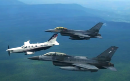 Video Thủ tướng Thái Lan Anutin Charnvirakul tự lái máy bay, 3 tiêm kích F-16 hộ tống