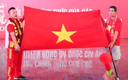 CĐV TP.HCM đội mưa xem Việt Nam đấu Malaysia ở phố đi bộ Nguyễn Huệ