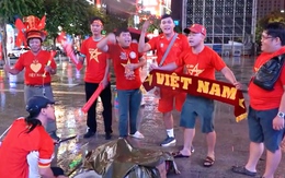 Cổ động viên đội mưa đến phố đi bộ Nguyễn Huệ tiếp lửa cho tuyển Việt Nam