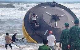 Chưa ai nhận phao hàng hải khổng lồ có chữ 'China Buoy' dạt vào bờ biển
