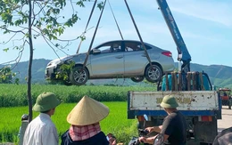 Tài xế xe dịch vụ nghi đột quỵ tử vong, xe lao xuống ruộng