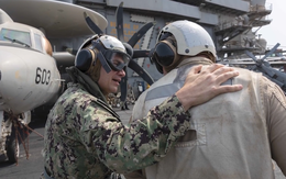 Tư lệnh Mỹ thăm tàu sân bay USS Abraham Lincoln giữa tranh cãi về đời sống thủy thủ  