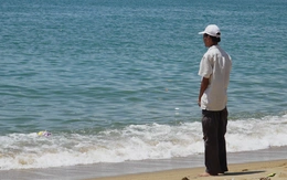 10 ngày ngóng con rơi xuống biển ở Mũi Nghê: Nằm viện vì rắn cắn, phơi mình trên bãi cát chờ con