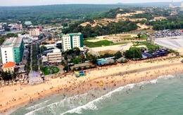 Khu du lịch biển toàn resort, người lao động ở đâu?