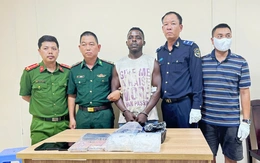 Người đàn ông Nigeria nhận 2kg ma túy đá, 2 bánh heroin để đưa từ TP.HCM ra Hà Nội