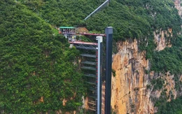 Trung Quốc lắp thang máy cao 288m sát vách núi cho trẻ đi học, từ 3 giờ còn 30 phút