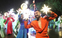 'Biển người' đội mưa xem lễ hội đường phố Carnival lớn nhất Nghệ An