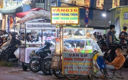Quán ăn chiếm trọn vỉa hè Cách Mạng Tháng Tám, người đi bộ phải xuống lòng đường