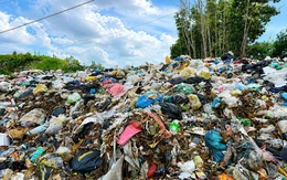 Bãi rác tràn xuống đường đi ở Trà Vinh, người dân mong  sớm có nhà máy xử lý rác thải