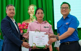 Tuổi Trẻ cầm vốn trao tay nông dân, bà con hỏi thêm cách mua con giống phù hợp