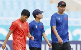 Văn Vĩ chấn thương, HLV Kim Sang Sik ân cần hỏi han học trò trước trận Việt Nam - Malaysia