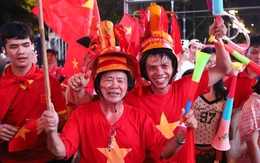 Tuyển Việt Nam vỗ tay tri ân trên sân Mỹ Đình, cổ động viên đổ ra đường ăn mừng chiến thắng