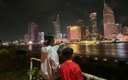 Cha đi làm xa, chỉ có thể hỏi han, động viên nhưng không thể đưa tay sờ trán khi con bệnh