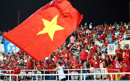 Người hâm mộ đội mưa đến sân Mỹ Đình cổ vũ tuyển Việt Nam đấu Malaysia