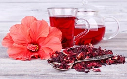 Uống trà dâm bụt - thức uống được nhắc nhiều nhờ bằng chứng khoa học ngày càng rõ ràng