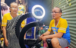 Gặp ông chú U60 đêm đêm mặc đầm lệch vai, livestream chốt đơn mỏi tay
