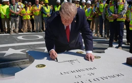Ông Trump vào vai 'hướng dẫn viên' Nhà Trắng, khoe bãi đáp trực thăng và phòng đại tiệc