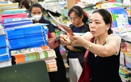 Phụ huynh TP.HCM muốn mua, mượn sách giáo khoa cho con: Làm thế nào?