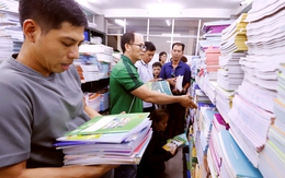 Sách giáo khoa vẫn chưa 'hạ nhiệt', phụ huynh rồng rắn xếp hàng chờ mua