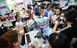 Trường học ở TP.HCM hỗ trợ phụ huynh chưa mua đủ sách giáo khoa