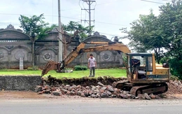 Vụ xây cổng hoành tráng lấn chiếm quốc lộ 25: Chủ công trình chấp hành tháo dỡ