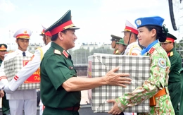 Trung tướng Lê Văn Hướng kiểm tra, động viên các lực lượng diễu binh 'Tổ quốc trong tim'