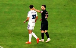 Messi có nguy cơ bị phạt vì... vỗ đầu đối thủ