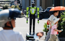 Robot thay thế cảnh sát giao thông, có thể phát hiện người đi xe máy không đội nón bảo hiểm