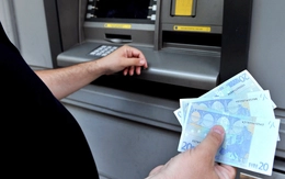 Người dân châu Âu tăng cường trữ tiền mặt