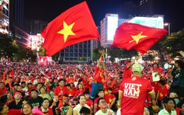 Người hâm mộ Việt xuống đường ăn mừng thắng Thái Lan