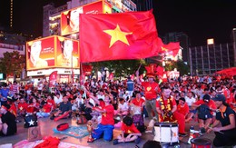 Ông Ba Sài Gòn mang lá cờ 8m cùng CĐV TP.HCM tiếp lửa tuyển Việt Nam ở chung kết ASEAN Cup 