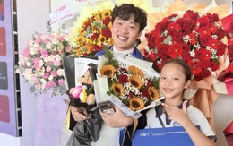 Nhận bằng đại học, tân cử nhân trao ngay cho em gái để truyền lửa