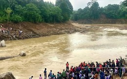 Cầu kiên cố và cầu tạm liên tiếp bị lũ cuốn trôi, hơn 300 hộ dân bị cô lập