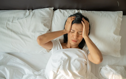 Ngủ đủ giấc nhưng thức dậy vẫn đau đầu: Vì sao?