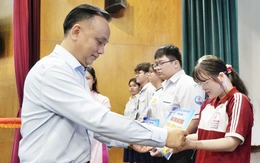 Học sinh nhận học bổng Hoa tháng 8: 'Đồng phục mới của con là mồ hôi của mẹ nhiều ngày buôn bán'