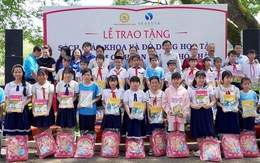 Trao tặng sách giáo khoa và đồ dùng học tập cho học sinh tại Đường sách Cao Lãnh