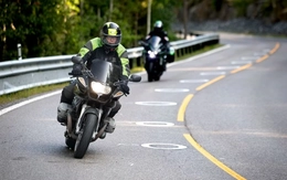 Vạch kẻ đường lạ khiến xe máy hết vào cua ẩu