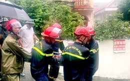 Cứu người mắc kẹt do sạt lở bờ kè ở Bãi Cháy, Quảng Ninh do mưa lớn