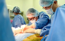 Tái tạo thành công đường tiêu hóa cho bệnh nhân mất toàn bộ dạ dày do uống nhầm hóa chất tẩy bồn cầu
